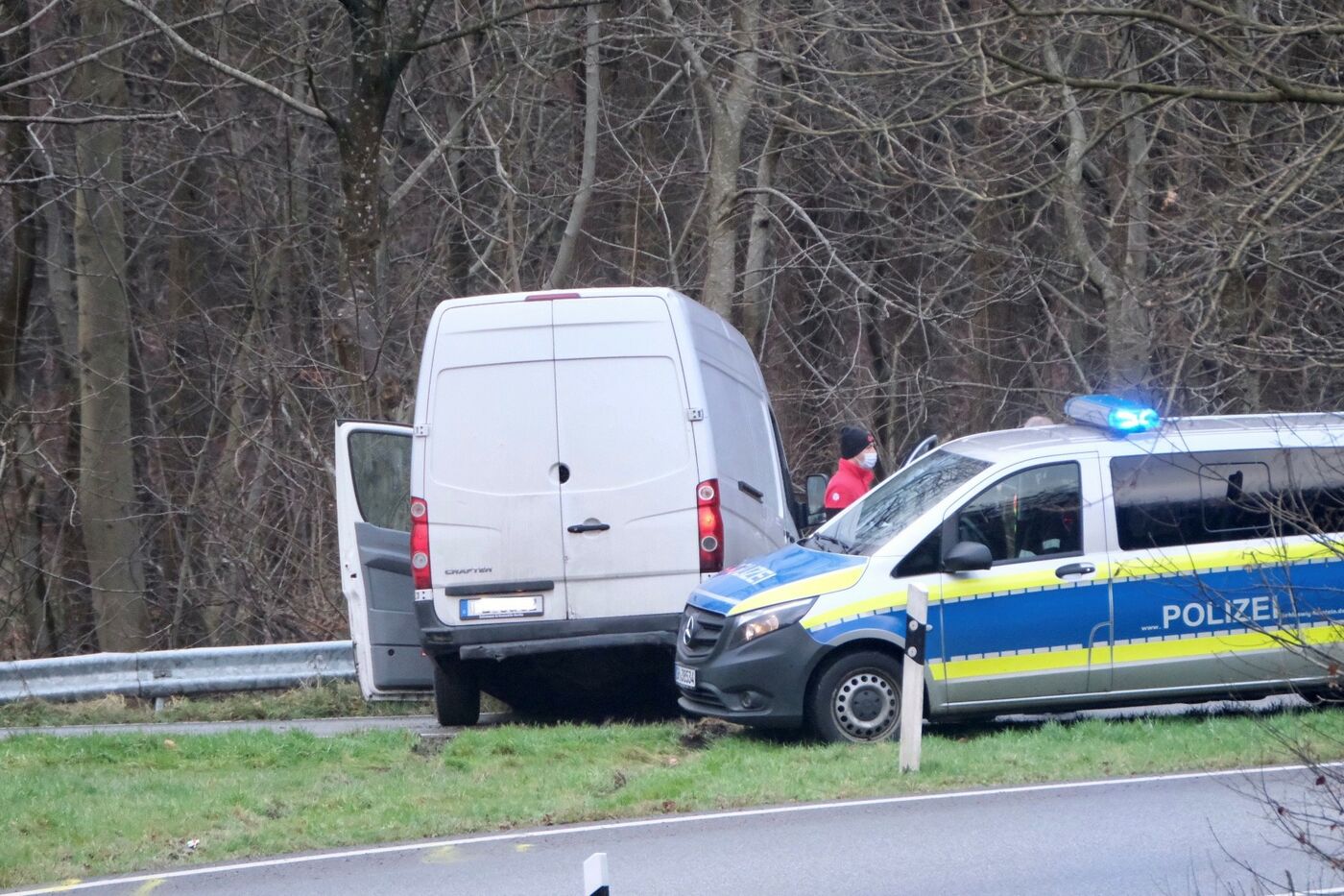 Transporter Kracht In Leitplanke Auffahrt Zur B200 Gesperrt Foerdenews 1971